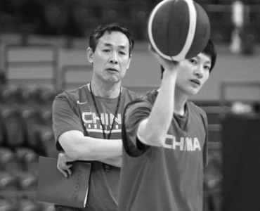11月3日，中国队主教练许利民（左）指导球员杨力维（右）训练。当日，中国女篮在湖北宜昌举行的国际女篮热身赛期间进行训练。新华社